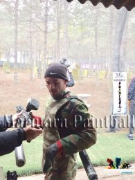 Wesley Sneijder Paintball Silahını Kuşanırken
